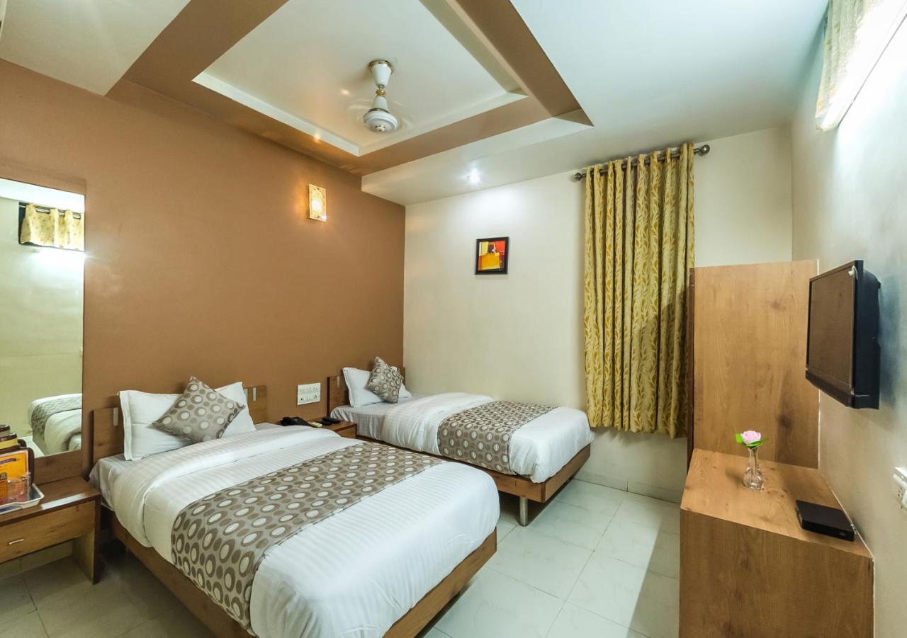 Hotel Rudra Regency 阿穆达巴 外观 照片